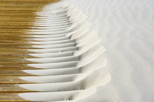 바람은 실외의 판위에서 가볍고 모래사장의 형태를 만들었다 — 스톡 사진