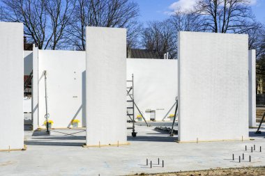 Prefabrik paneller kullanan modern teknolojiye göre yeni bir özel ev inşa ediliyor.