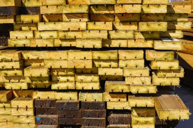 Arka plan ve doku için istiflenmiş kahverengi çam ağacının son görünümü