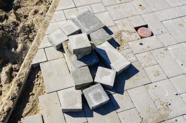 Yuvarlak karenin kenarındaki asfalt sürecinin bir parçası