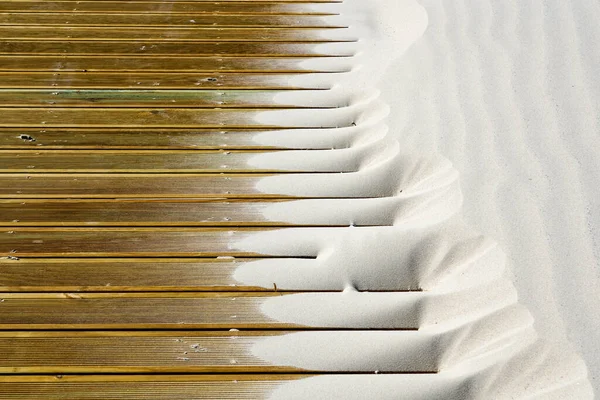 Вітер Створив Візерунок Світлого Дрібного Пляжного Піску Коричневих Відкритих Дошках — стокове фото