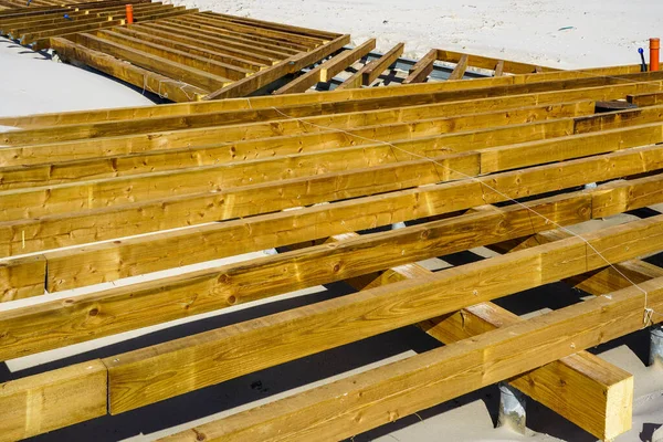 Kumsal altyapısını geliştirmek için kumlu sahilde yeni bir ahşap teras inşa ediliyor.