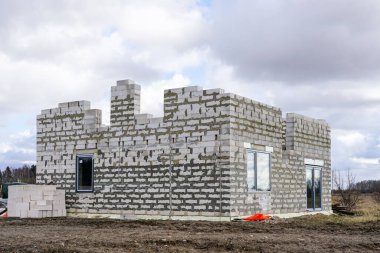 İnşaat halindeki yeni bir özel evin tamamlanmamış beton blok iskeleti