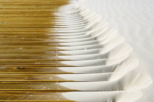 바람은 실외의 판위에서 가볍고 모래사장의 형태를 만들었다 — 스톡 사진