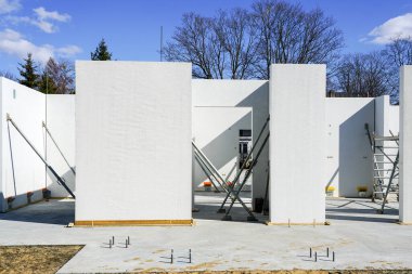 Prefabrik paneller kullanan modern teknolojiye göre yeni bir özel ev inşa ediliyor.