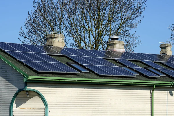 Mnoho Fotovoltaických Solárních Panelů Namontovaných Staré Velké Dřevěné Střeše Domu — Stock fotografie