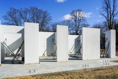 Prefabrik paneller kullanan modern teknolojiye göre yeni bir özel ev inşa ediliyor.