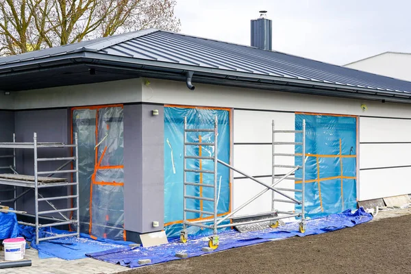 Tamamlanmamış, prefabrik, tek katlı, ısı yalıtımlı enerji tasarruflu gri metal çatılı özel ev.