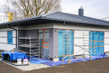 Tamamlanmamış, prefabrik, tek katlı, ısı yalıtımlı enerji tasarruflu gri metal çatılı özel ev.