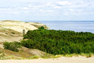 Curonian Spit kum tepelerinin ve UNESCO Dünya Mirasları Listesinde yazılı olan Baltık Denizi Curonian Gölünün güzel manzarası
