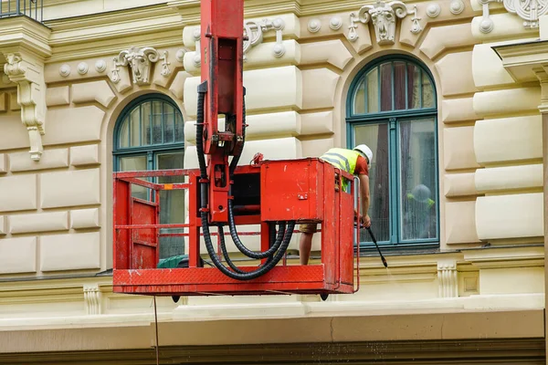 High Pressure Washing Facade Historical Building Help Hydraulic Lift Facade — Stock Photo, Image