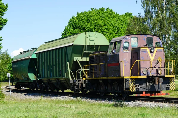 Small Brown Shunting Diesel Locomotive Pulls Two Green Bulk Wagons — Foto Stock
