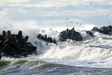 Baltık Denizi 'ndeki kış fırtınaları sırasında dalgalar dalgaların üzerine düşer.