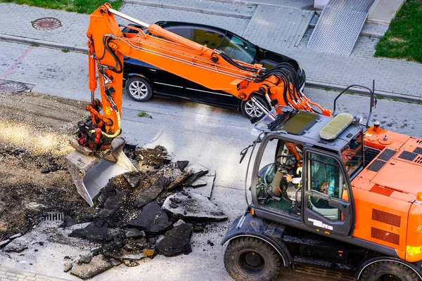 Excavator Breaks Old Asphalt Layer Bucket Street Repairs City — Stock Photo, Image