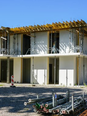 Prefabrik paneller kullanan modern teknolojiye göre yeni bir özel ev inşa ediliyor.