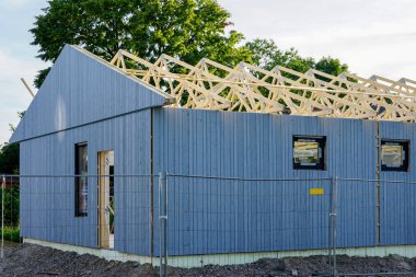 Prefabrik ahşap paneller kullanan modern teknolojiye göre yeni bir ekolojik özel ev inşa ediliyor.