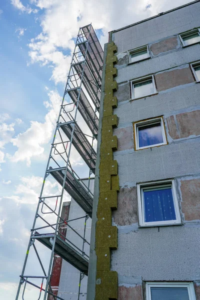 Mehrgeschossige Wohnhausfassade Wärmedämmung Mit Dicken Mineralwolle Platten — Stockfoto