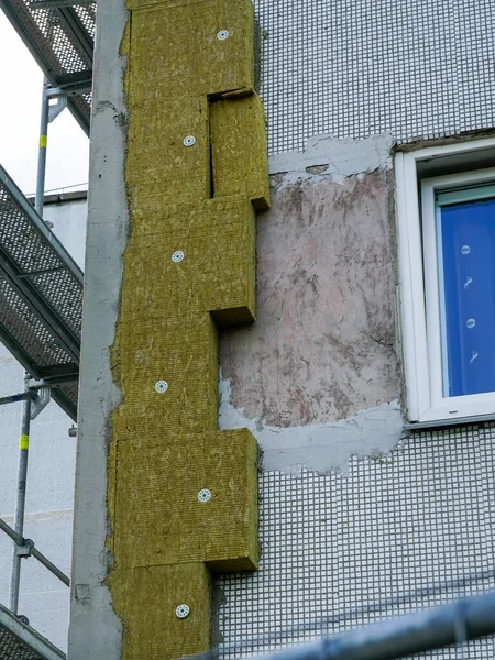 Mehrgeschossige Wohnhausfassade Wärmedämmung Mit Dicken Mineralwolle Platten — Stockfoto