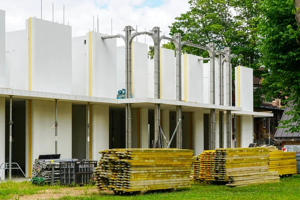 Budowa Nowego Nowoczesnego Domu Prywatnego Według Nowoczesnej Technologii Wykorzystaniem Paneli — Zdjęcie stockowe