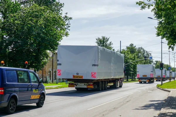 Transportation of oversized cargo on public roads with an accompanying escort car