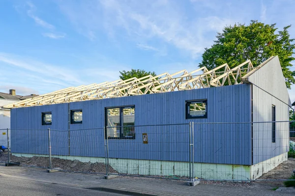 Budowa Nowego Nowoczesnego Modułowego Domu Prefabrykowanego Płyt Drewnianych Ekologiczny Energooszczędny — Zdjęcie stockowe