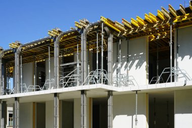 Prefabrik paneller kullanan modern teknolojiye göre yeni bir özel ev inşa ediliyor.