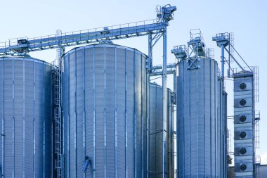 Tarım siloları, tahıl depolama ve kurutma tahıl, buğday, mısır, soya, ayçiçeği mavi gökyüzü arka planında, tahıl kurutma makinesi