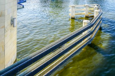 İlkbaharda köprü desteği mekanik koruma ve buz kırılması için hidroteknik yapı