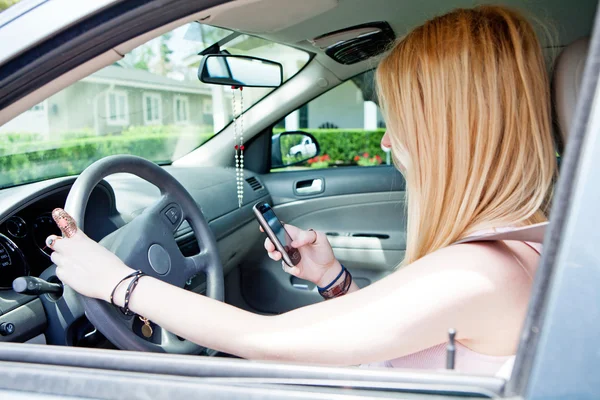 Texting adolescente enquanto dirige — Fotografia de Stock