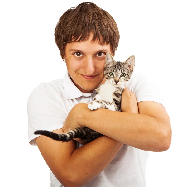 Jeune homme tenant un petit chaton — Photo
