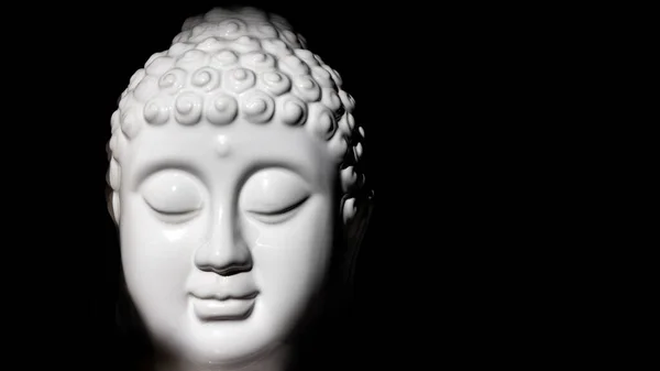 Sonnenlicht Beleuchtet Weiße Porzellan Statue Eines Glücklich Meditierenden Lächelnden Budha Stockfoto