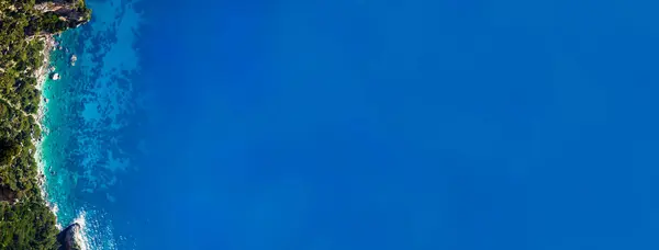 意大利卡普里岛沿海海岸线的空中景观及其在热带蓝色地中海中的复制空间 免版税图库照片