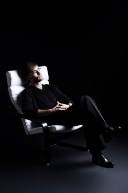 karanlıkta oturuyor