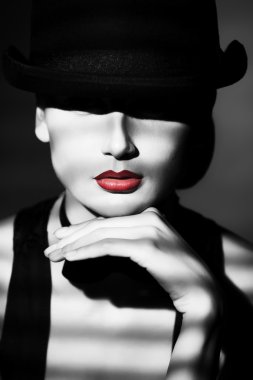 şapkasının altında bak