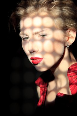 üzüntü içinde gölge