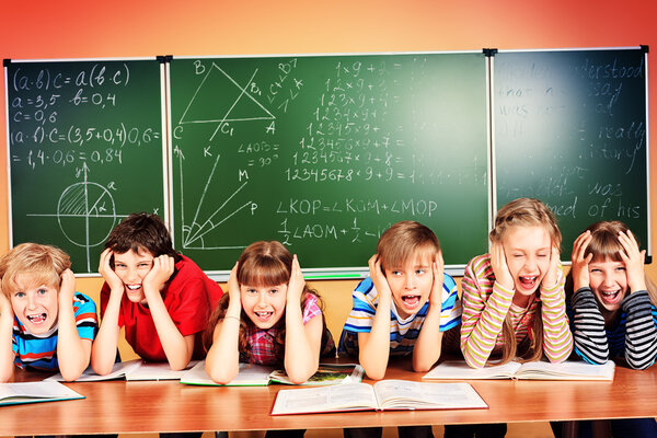 уставшие школьники
