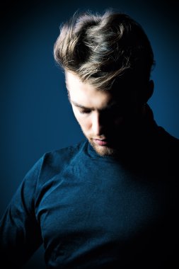 Aşağıya bakıyorum.