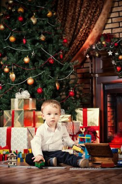 oyuncaklar arasında oturan