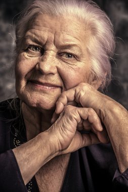 gülümseyen yaşlı