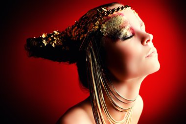 kırmızı üzerinde mücevher