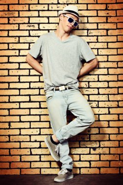 duvara karşı duran