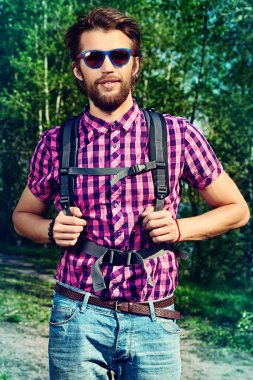 Orman uzun yürüyüşe çıkan kimse