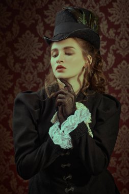 19. yüzyıl takım elbiseli zarif bir kadının portresi klasik bir arka planda poz veriyor. 19. yüzyıl moda ve güzelliği.