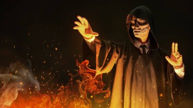 Kafatası makyajlı, kafasında kapüşonlu siyah bir kaftanla şöminenin önünde gizemli bir şey yapan korkunç bir insanın portresi. Kopyalama alanı olan siyah arkaplan. Cadılar Bayramı. Şeytan, ölüm..