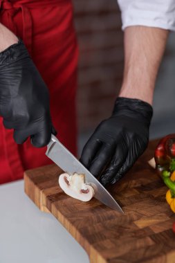 Şef restoran mutfağında mantarlı bir yemek hazırlıyor. Yemek ve yemek..