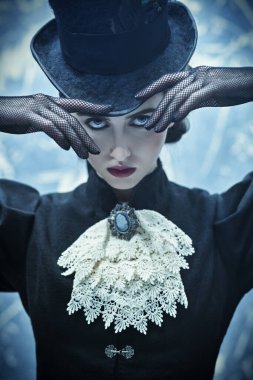 19. yüzyıl kadın saç stili, makyaj ve kostüm. 19. yüzyıl tarzında esmer güzel bir kadının portresi. Tarihi yeniden yapılandırma.