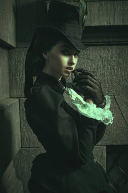 Gecenin geç saatlerinde, şehrin bir caddesinde siyah elbiseli zarif bir genç bayanın klasik portresi. 19. yüzyılın sonları - 20. yüzyıl başları.