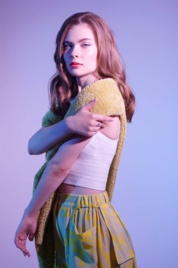 Şık yaz kıyafetleri içinde poz veren güzel bir kadın modelin portresi. Stüdyo portresi. Moda fotoğrafı. Romantik yaz tarzı. 