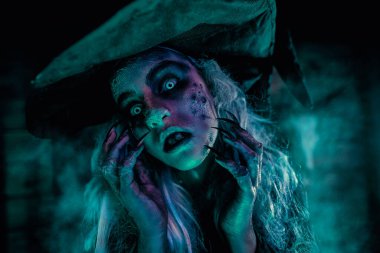 Korkunç görünümlü çirkin bir cadının portresi kasvetli, terk edilmiş bir cadının ininde. Cadılar Bayramı karakterleri. Korkunç hikayeler.. 