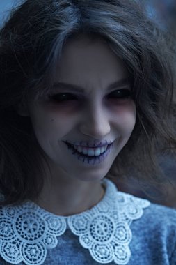 Cadılar Bayramı. Dehşet. Sevimli ve korkunç bir hayaletin portresi. Siyah gözlü, mutlu gülümseyen bir kız..